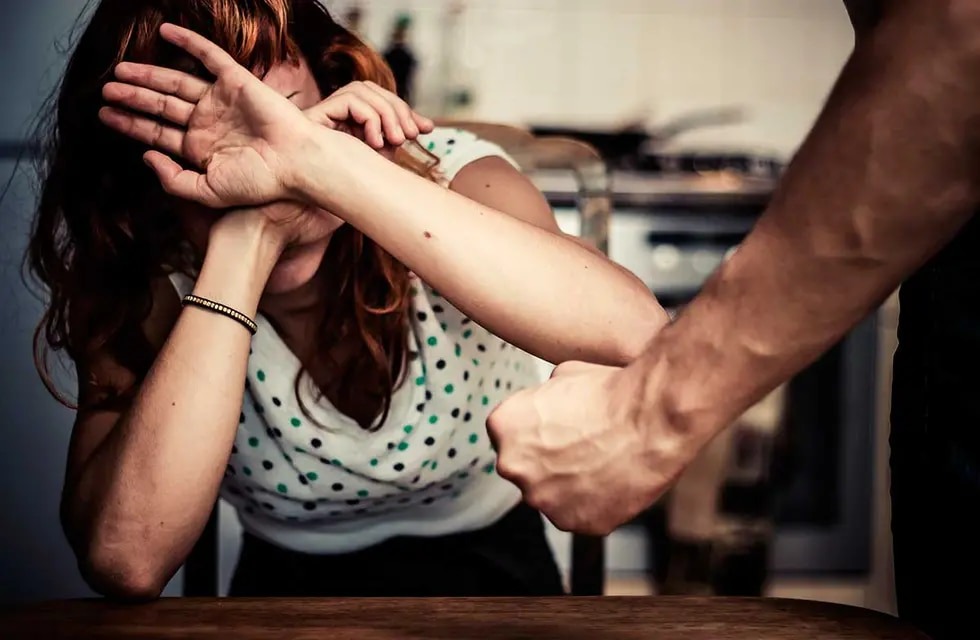 Juicio a un sujeto por amenazar y violar a su pareja y golpear e intentar asfixiar a sus hijas
