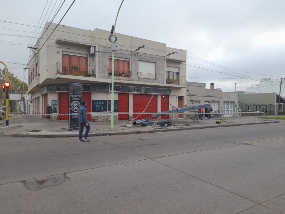 Chocó contra un cartel, dejó abandonado su auto y huyó en taxi
