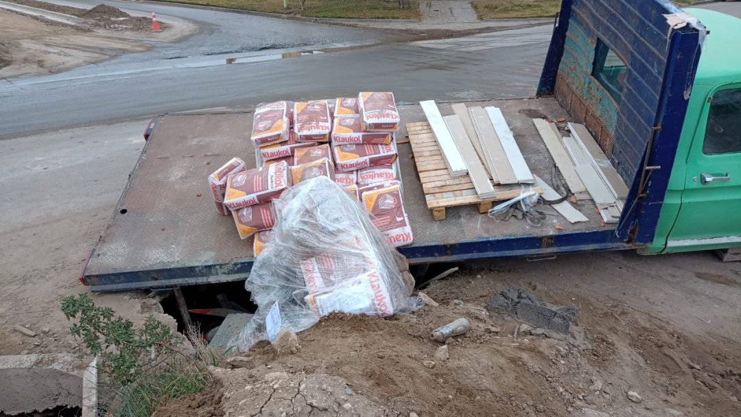 Un camión cayó en un pozo que hizo ABSA y no señalizó correctamente