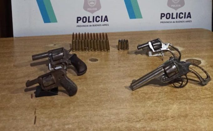 Secuestro, golpes y tiros en Harding Green: encontraron armas y municiones en la casa del detenido