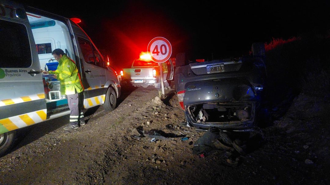 Dos personas heridas en el vuelco de un auto en la ruta 33