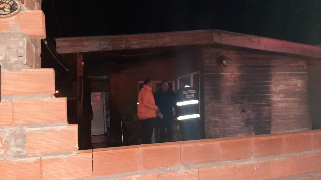 Se incendió su casa y asegura que fue intencional