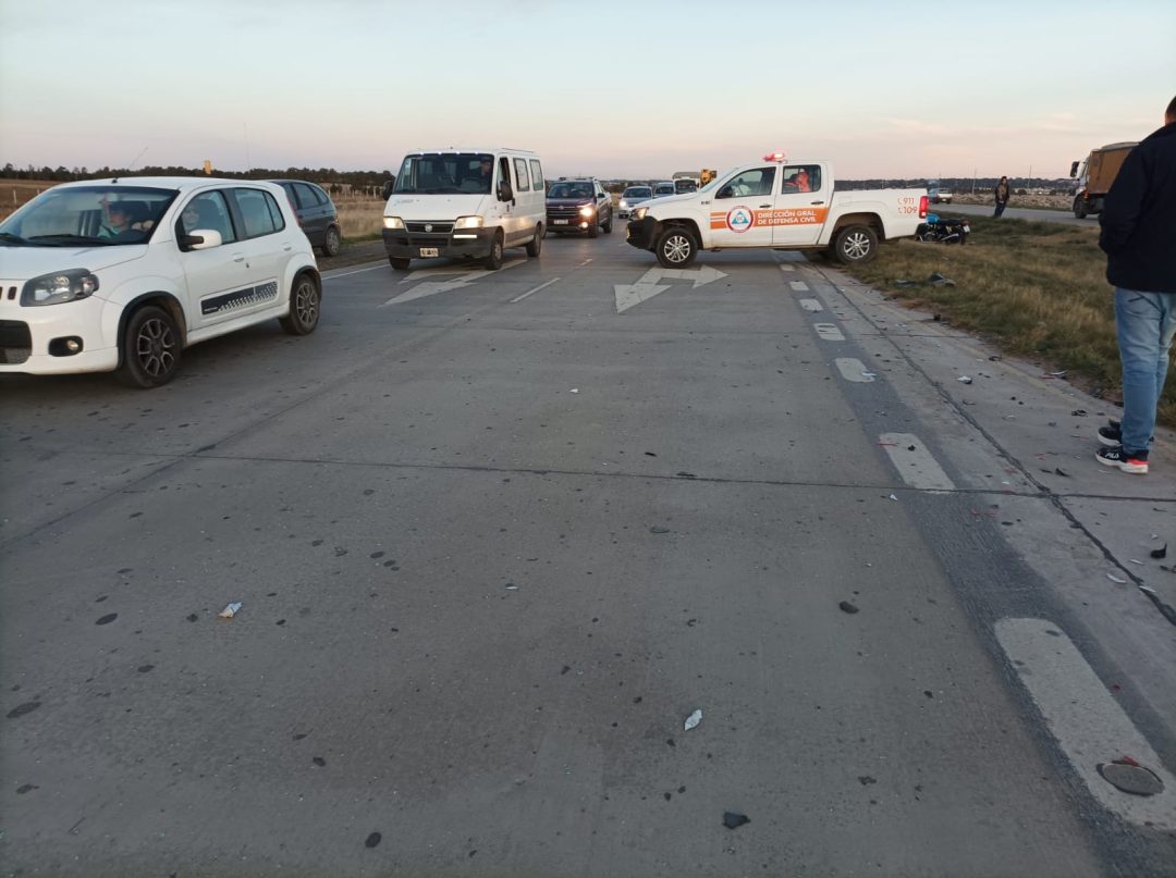 Un motociclista fue trasladado en código rojo tras chocar contra un auto en la autovía Fruet