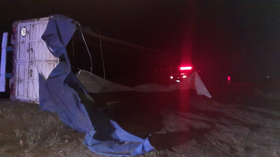 El vuelco de un acoplado generó problemas en el tránsito en Sívori al 4000