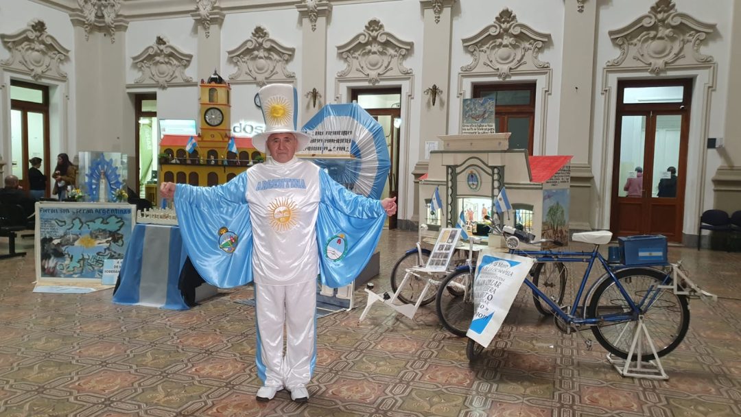“El Hombre Bandera” exhibe sus maquetas en el Municipio