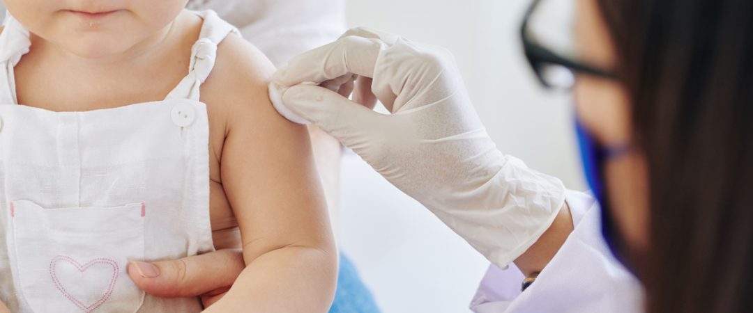 Niños y niñas de 6 meses a 2 años deben aplicarse la vacuna antigripal