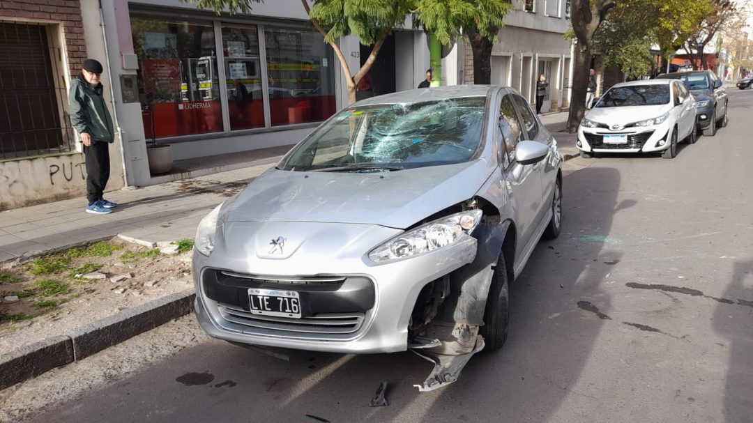 Chocó, Volcó e impactó a otro auto. Una mujer y su beba sin heridas