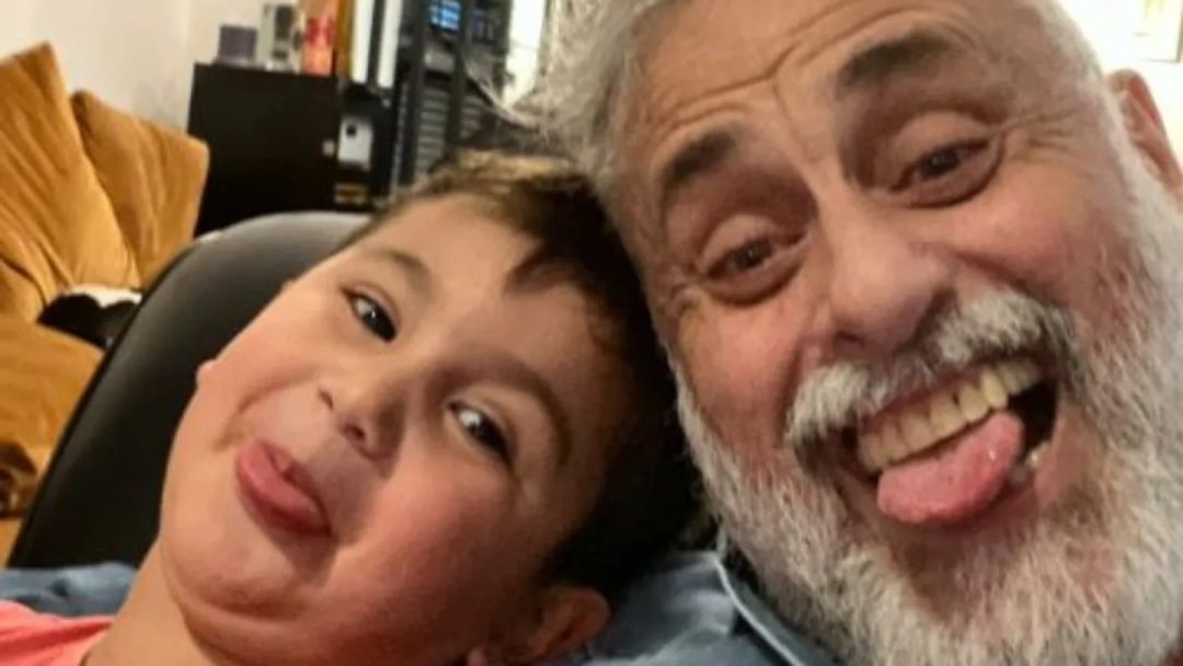 Jorge Rial se mostró muy feliz junto a su nieto Francesco y una de sus hijas: “Tarde de cine en casa”