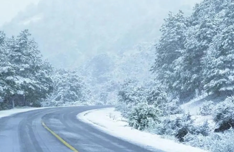 Las rutas se congelaron y crearon un paisaje único en San Martín de los Andes que parece sacado de “un cuento de hadas”