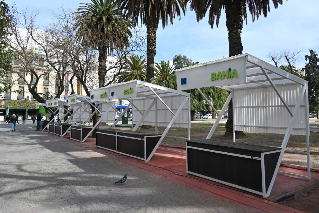 Comenzó la instalación de nuevos puestos para feriantes en la plaza Rivadavia