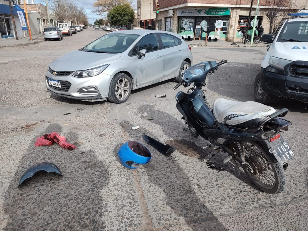 Una motociclista fue derivada al hospital tras un choque en Don Bosco y Brasil