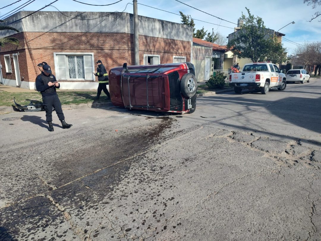 Choque y vuelco en el barrio Sánchez Elía