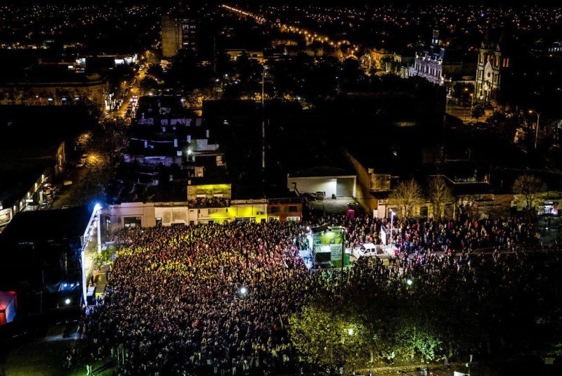 141º Aniversario del distrito: Con un show de los Caligaris, las calles de Suárez se visten de fiesta