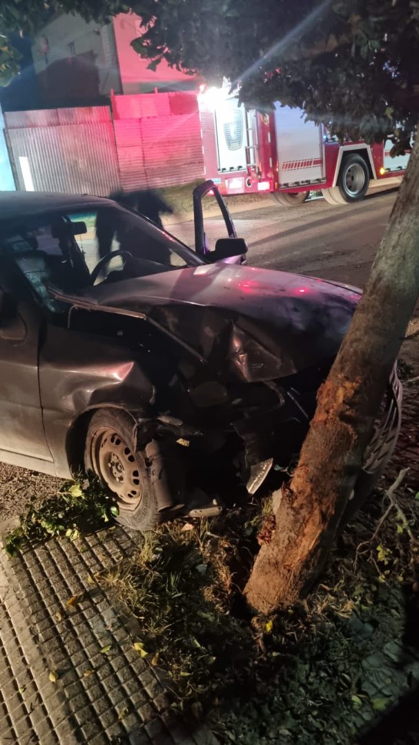 Conducía alcoholizado, perdió el control del auto y chocó contra un árbol