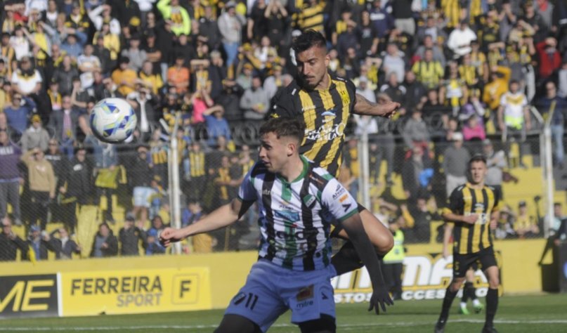 Olimpo venció a Villa Mitre en un partido que tuvo de todo