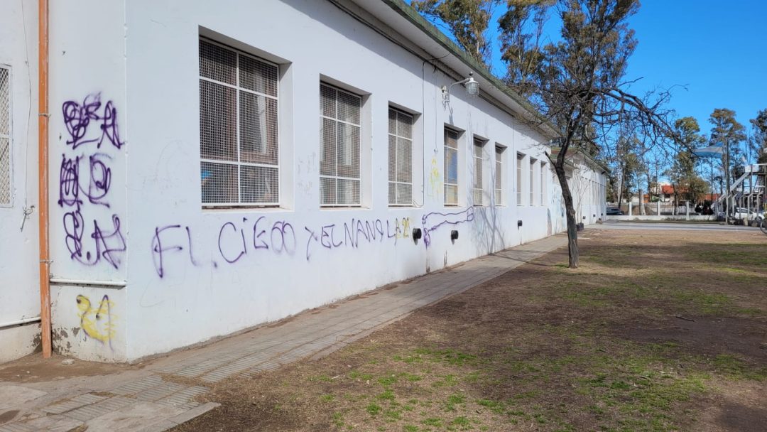 Vandalismo en la Escuela 24: hicieron pintadas y rompieron el cerco perimetral