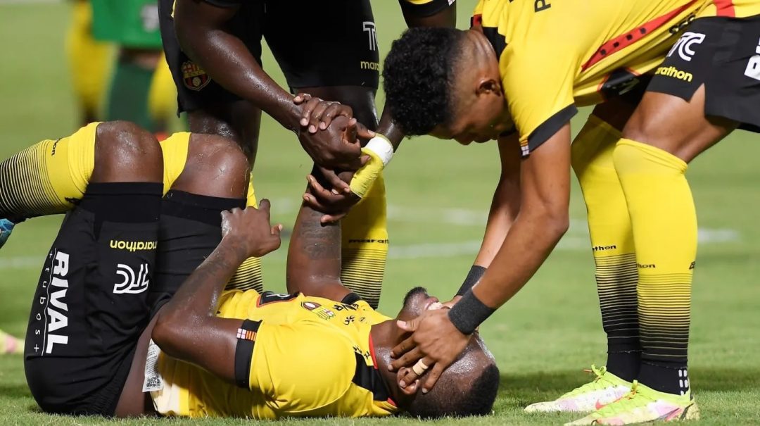 La patada que repudia el “mundo del fútbol”: un violento foul que terminó con una roja y dos lesionados