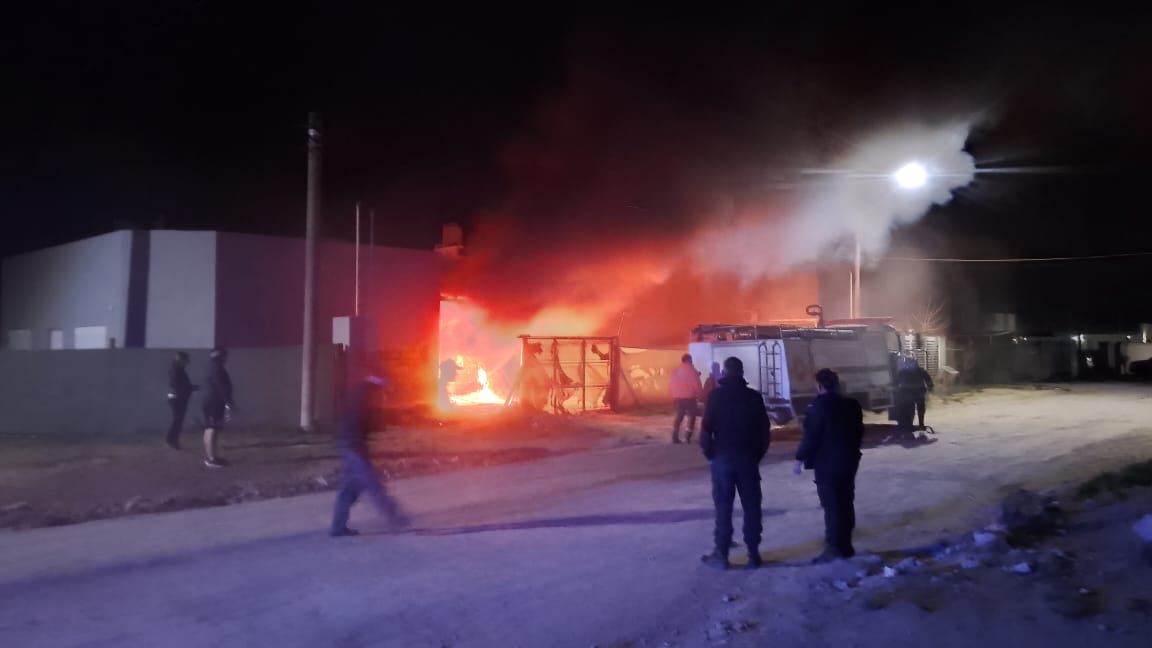 Una vivienda afectadas y dos vehículos quemados, tras el incendio en un garaje