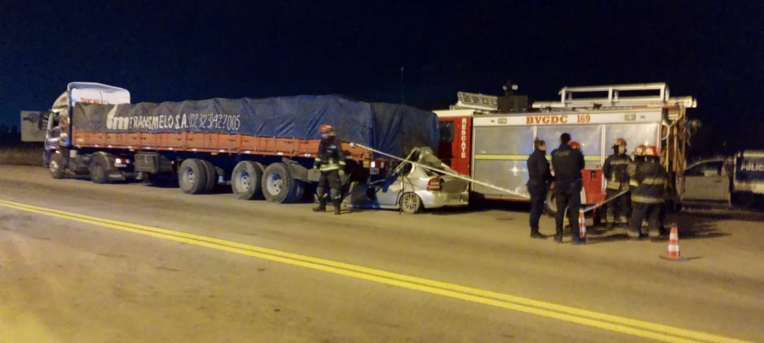 Choque fatal entre un auto y un camión