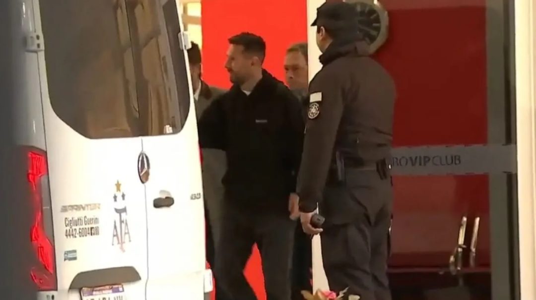 Messi llegó al país: las primeras imágenes del capitán argentino tras bajarse del avión
