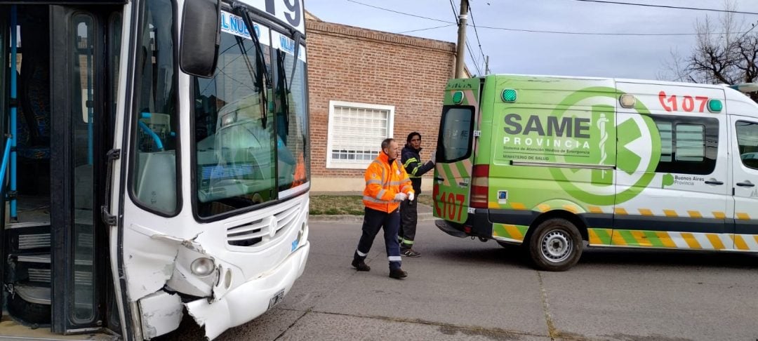 Un colectivo de la empresa Villarino chocó contra un utilitario