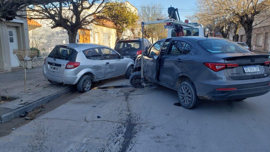 Una mujer, que viajaba juntos a sus dos hijos, chocó contra un auto estacionado