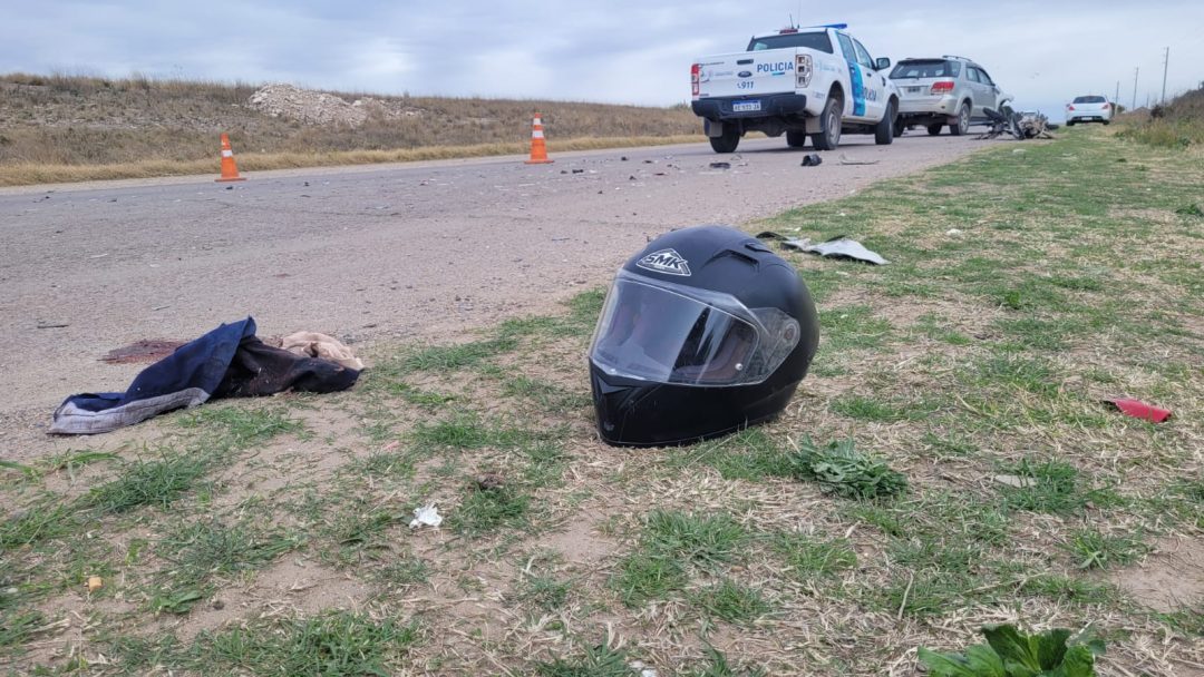Una joven motociclista está grave luego de un fuerte choque en la bajada de Espora