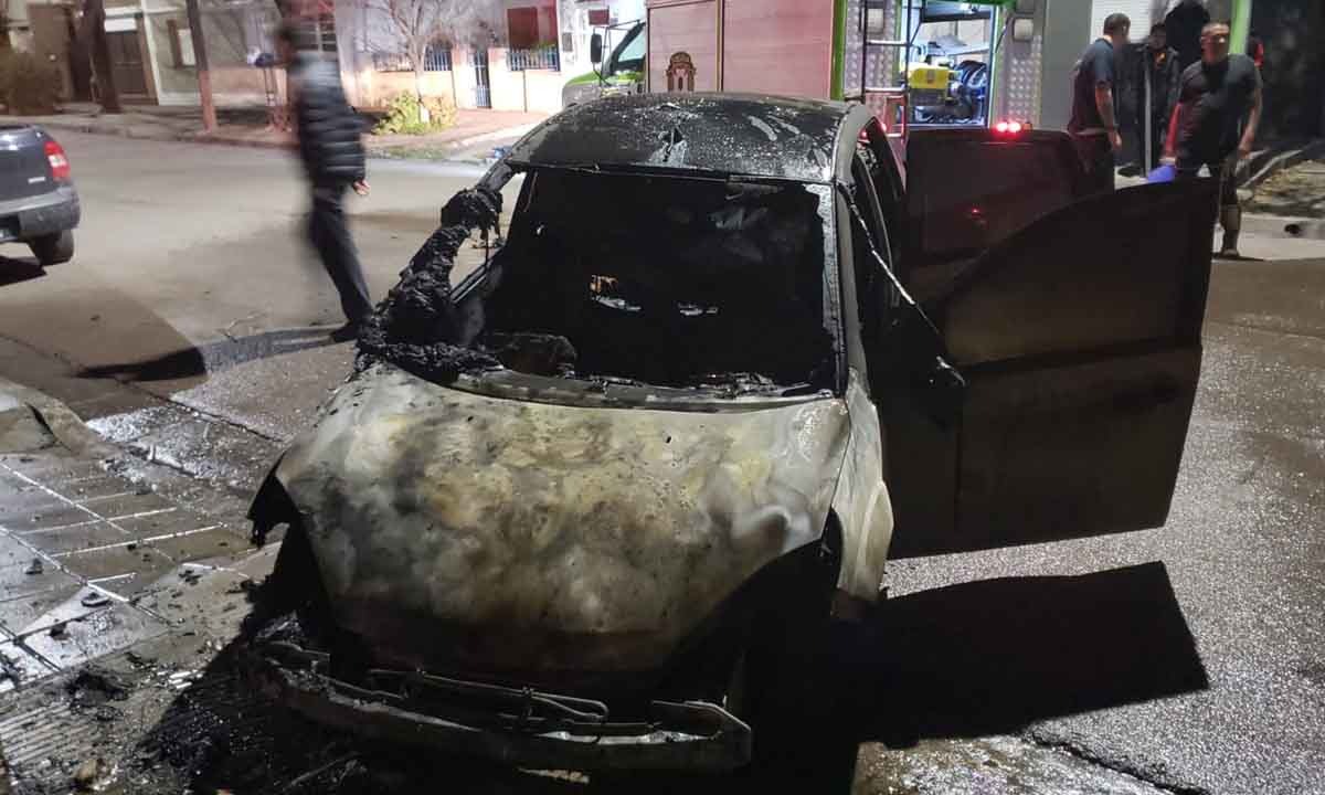 Un incendio destruyó una vivienda y un auto