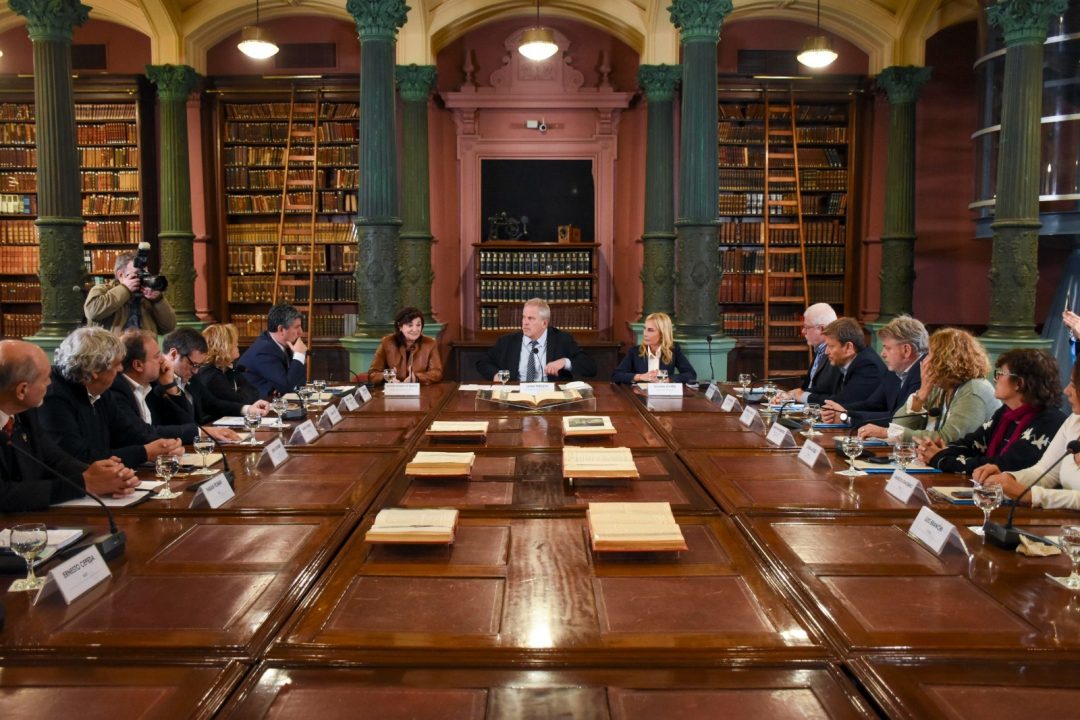 Perczyk firmó nuevo acuerdo con gremios docentes para actualizar el salario mínimo garantizado a 200 mil pesos