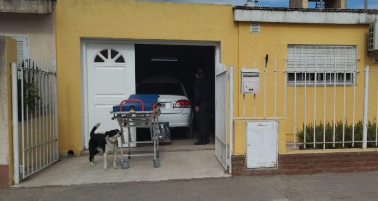 El auto le cayó encima mientras trabajaba para su arreglo