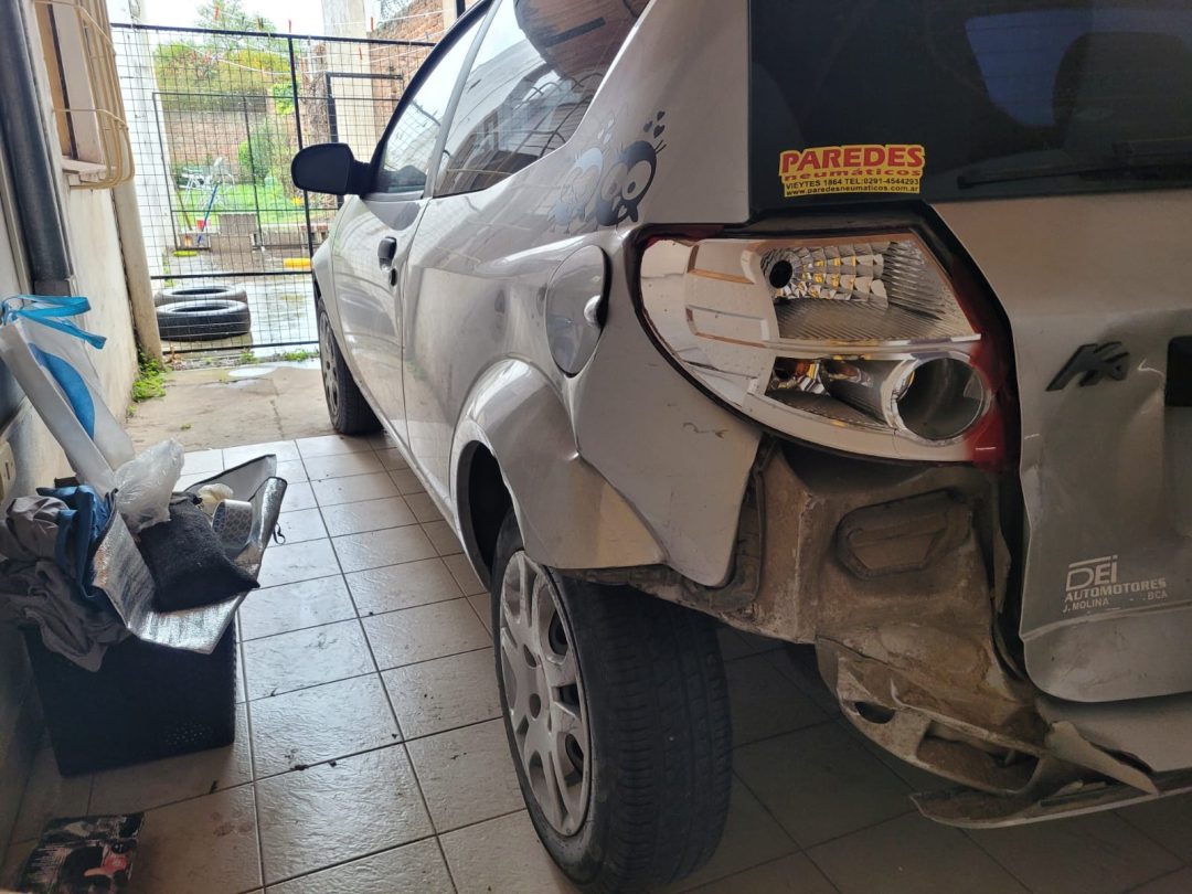 Le chocaron un auto y se fugaron: intentan identificar al vehículo involucrado