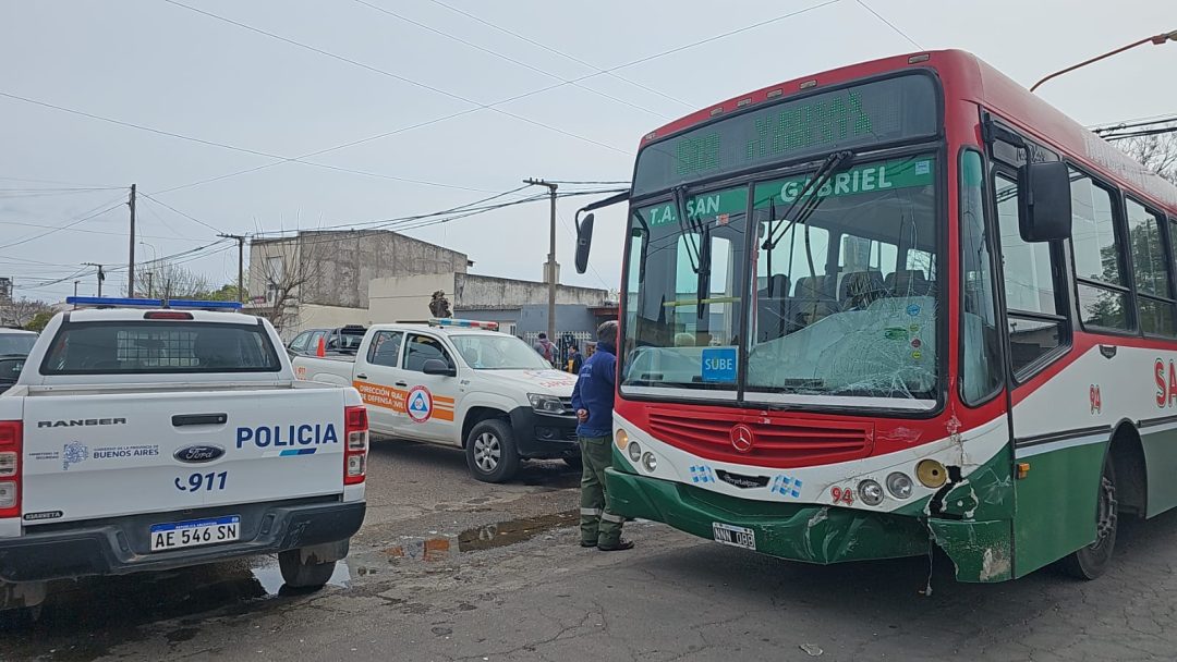 Madre y su bebé asistidos tras colisión de una camioneta y un colectivo