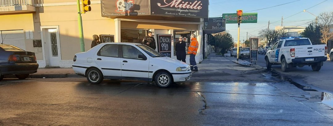 Conductor borracho perdió el control del vehículo e impactó contra un cartel
