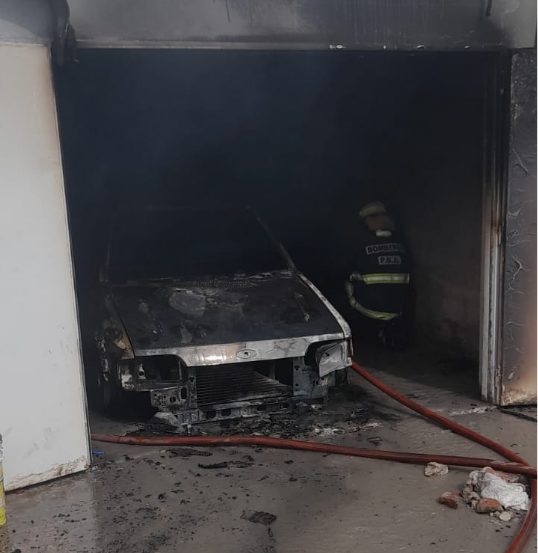 Pérdidas totales para un auto que se incendio dentro de un garaje
