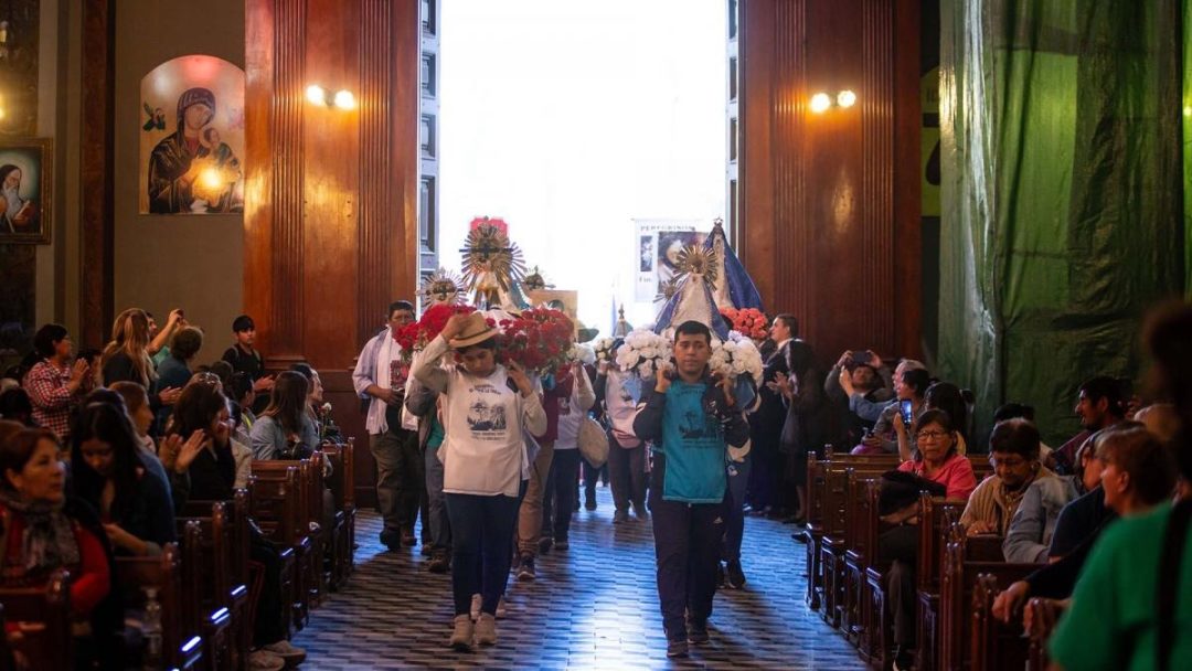 Fieles y peregrinos celebran la procesión del Señor y la Virgen del Milagro en Salta