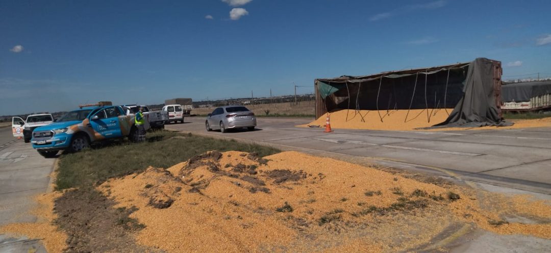 Volcó el acoplado de un camión y derramó todo el cereal