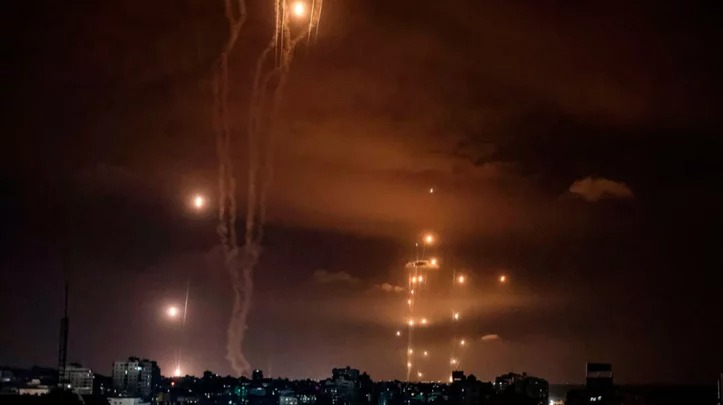 Hamas ataca con misiles a Jerusalén e Israel responde con bombardeos sobre la Franja de Gaza