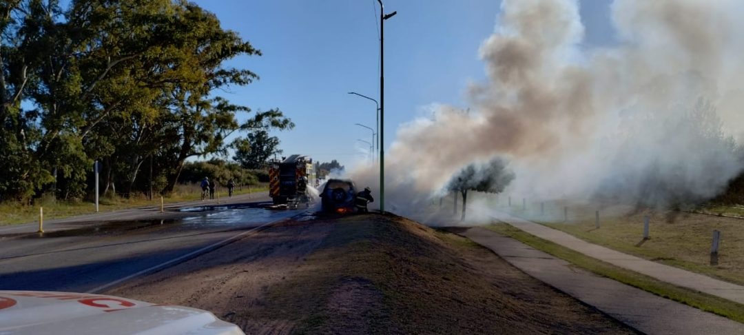 Se le quemó el auto mientras manejaba