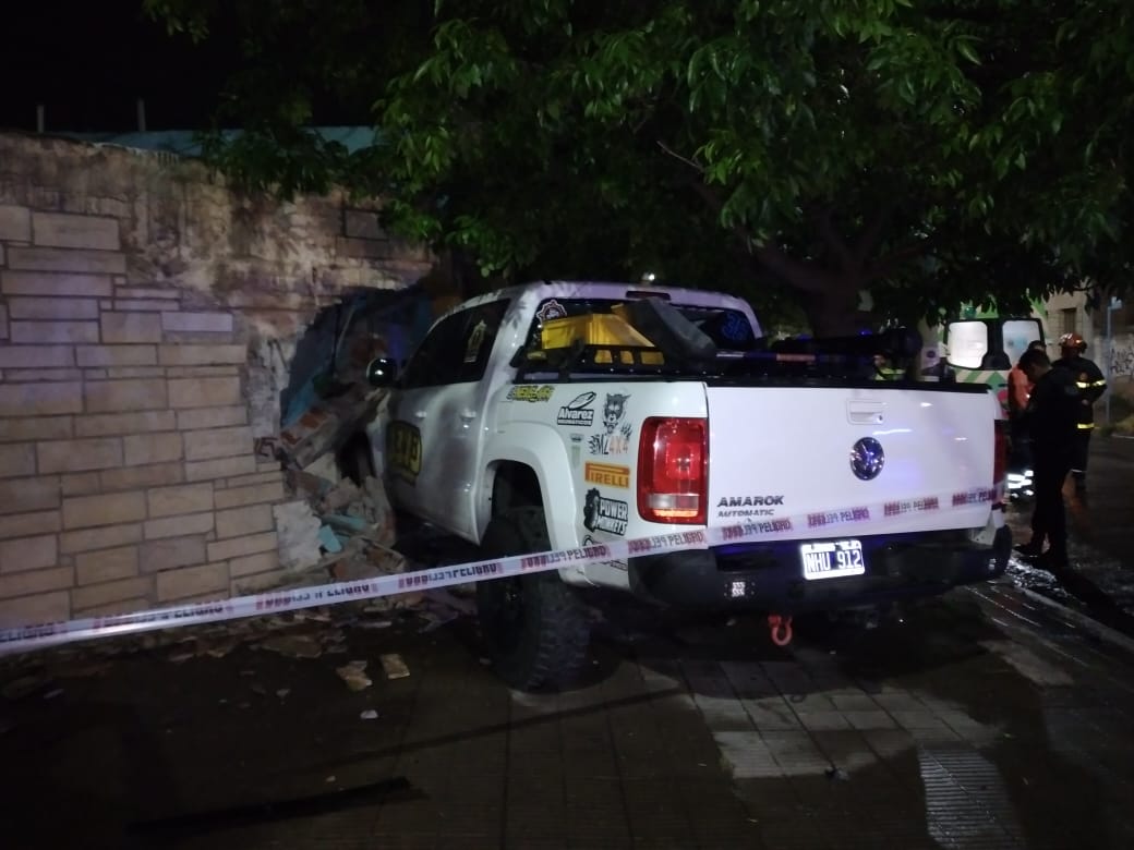 Choque y vuelco: una camioneta terminó dentro de un paredón