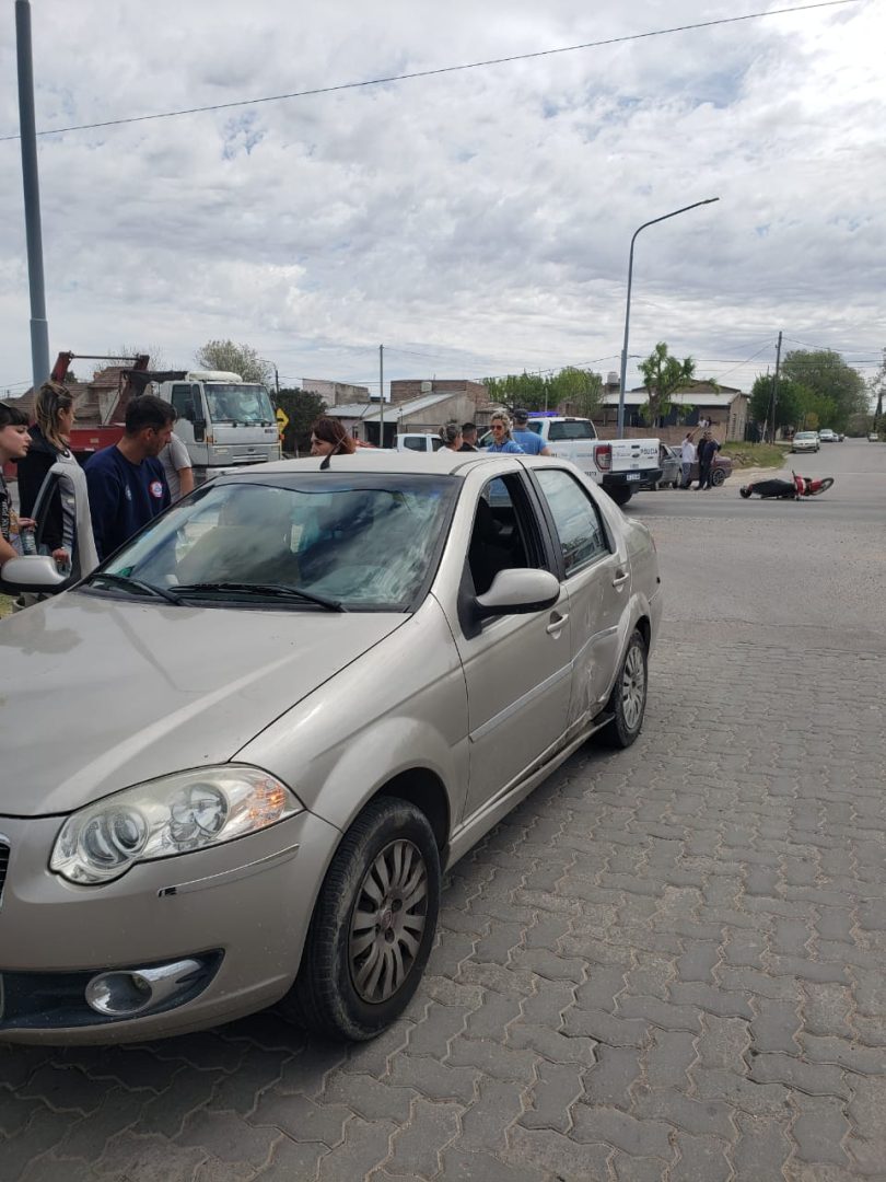 Dos mujeres a bordo de una moto resultaron heridas tras choque con un automóvil