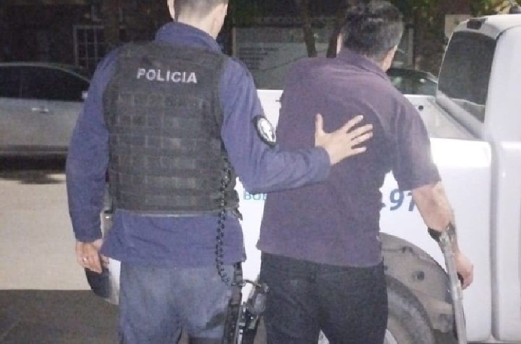 Atacó a su amigo y le destrozó el auto a su vecino con su bastón ortopédico
