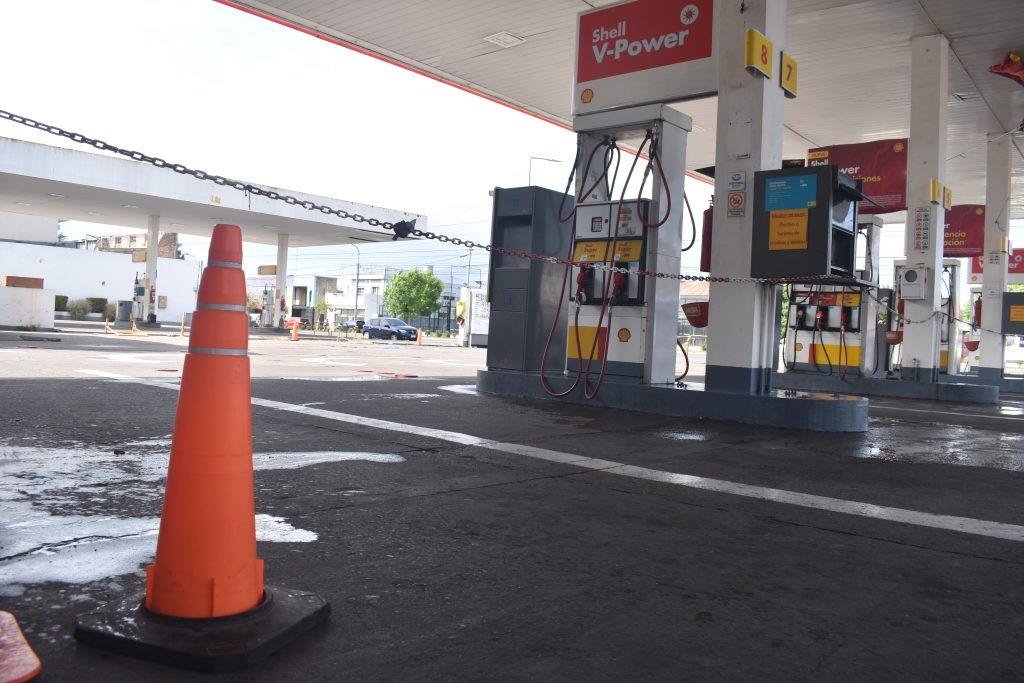 La odisea de cargar combustible: largas colas en las estaciones que tienen nafta