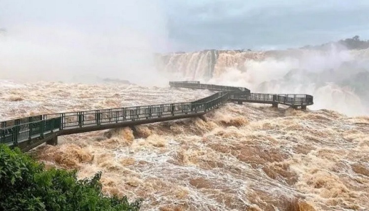 Por crecida en río Iguazú, siguen cerradas las cataratas y hoy habrá una reunión para evaluar daños