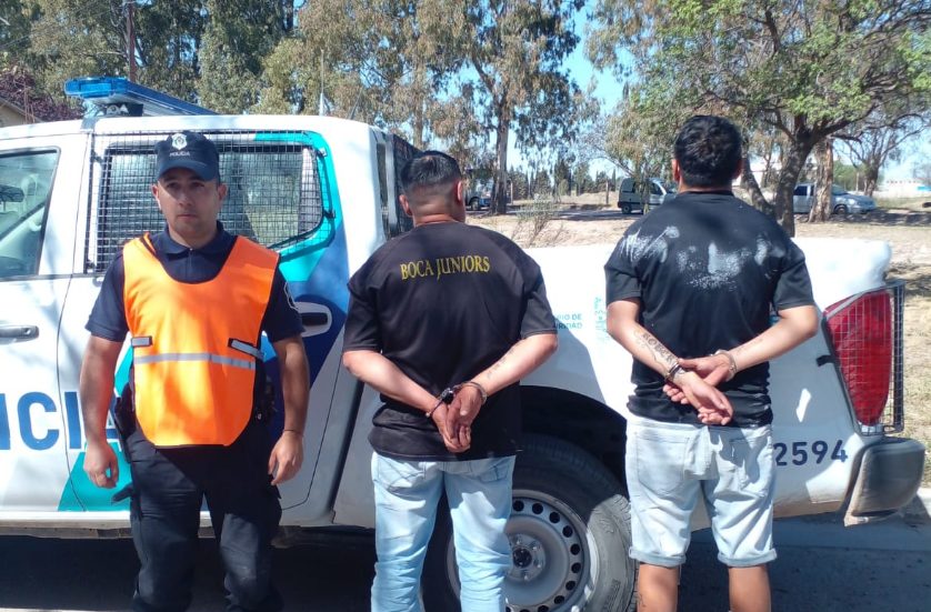 Dos detenidos acusados de robar placas de bronce del cementerio.