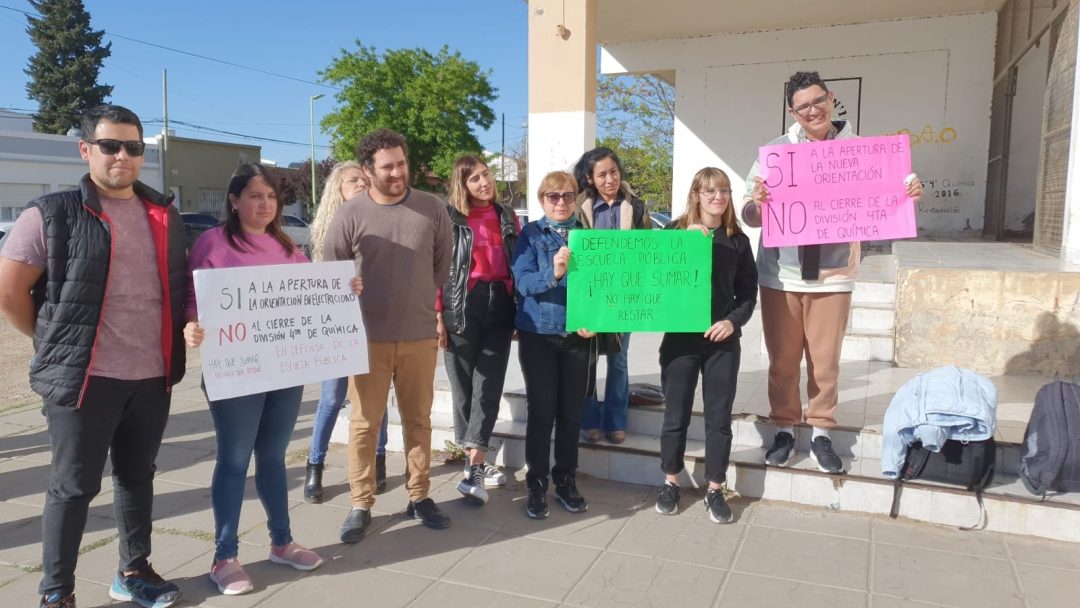 Abrazo solidario a la Escuela Técnica 1 de White