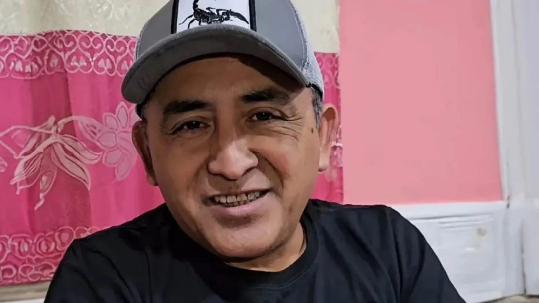Un hombre idéntico a Huguito Flores apareció en su entierro y sorprendió a los fanáticos