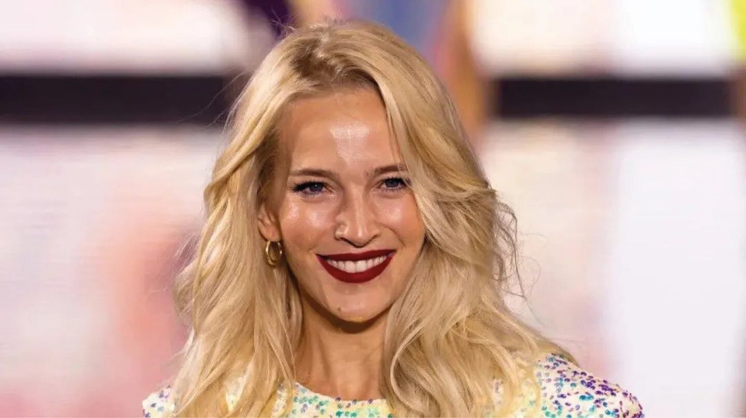 Luisana Lopilato desfiló en París con un minivestido de tajo extremo