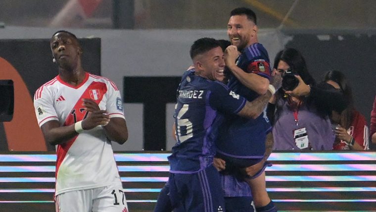 Con un Messi brillante, la Selección argentina venció 2-0 a Perú y es el líder de las Eliminatorias