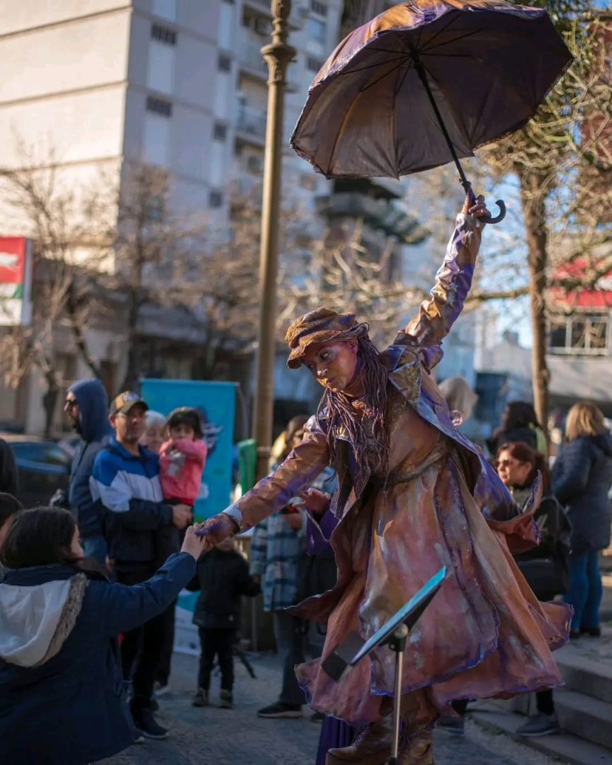 Mariela Olivera, la primera estatua viviente bahiense y sus secretos de quietud