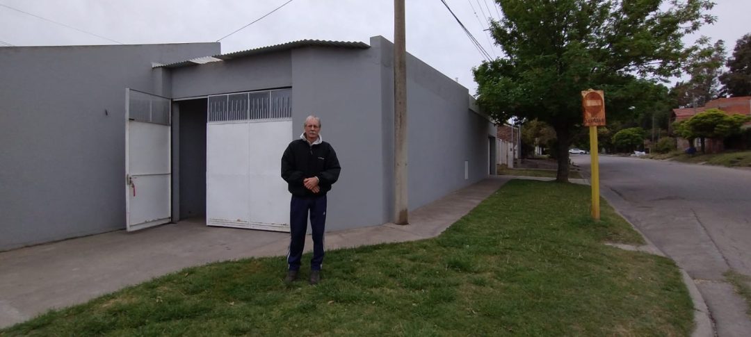 Cerraba el portón de su casa y los delincuentes aprovecharon para robarle la camioneta